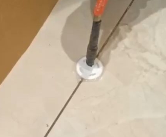云南瓷砖空鼓维修公司专业解答瓷砖在铺贴过程中，如果没有涂抹均匀到位的粘结材料（如水泥砂浆或瓷砖胶），可能会导致以下问题