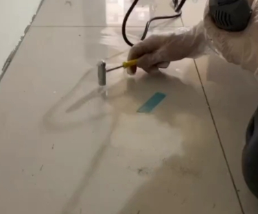 云南瓷砖开裂维修公司专业分享瓷砖在铺贴前如果没有沥干水分，将会导致以下问题